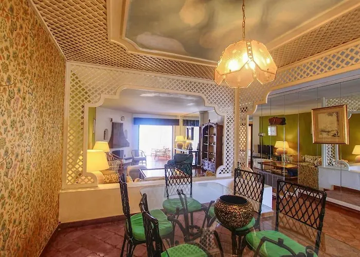 1079 - Frontline Puerto Banus Apartament *