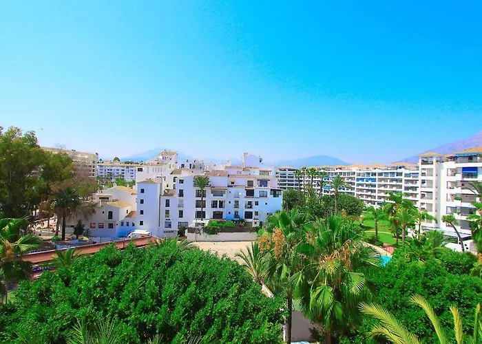 1079 - Frontline Puerto Banus Apartament