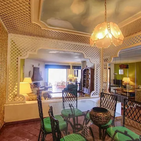 1079 - Frontline Puerto Banus Appartement *