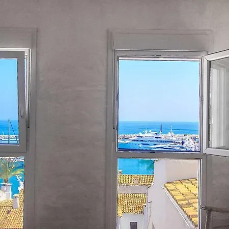 1079 - Frontline Puerto Banus 마르베야