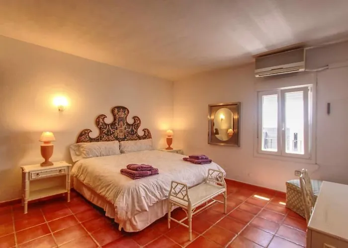 1079 - Frontline Puerto Banus * מארבלה