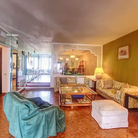 1079 - Frontline Puerto Banus Lejlighed Marbella