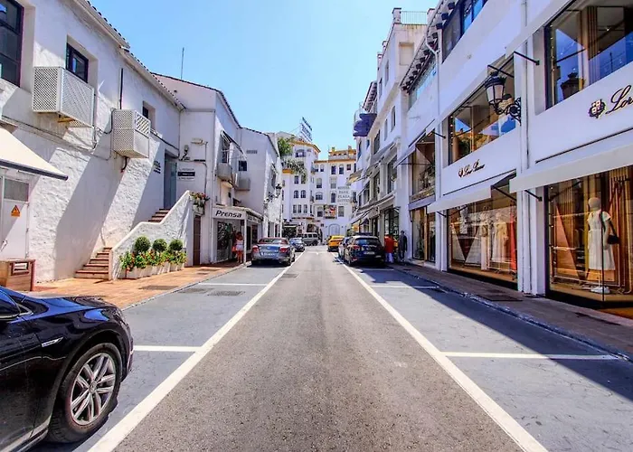 1079 - Frontline Puerto Banus マルベーリャ
